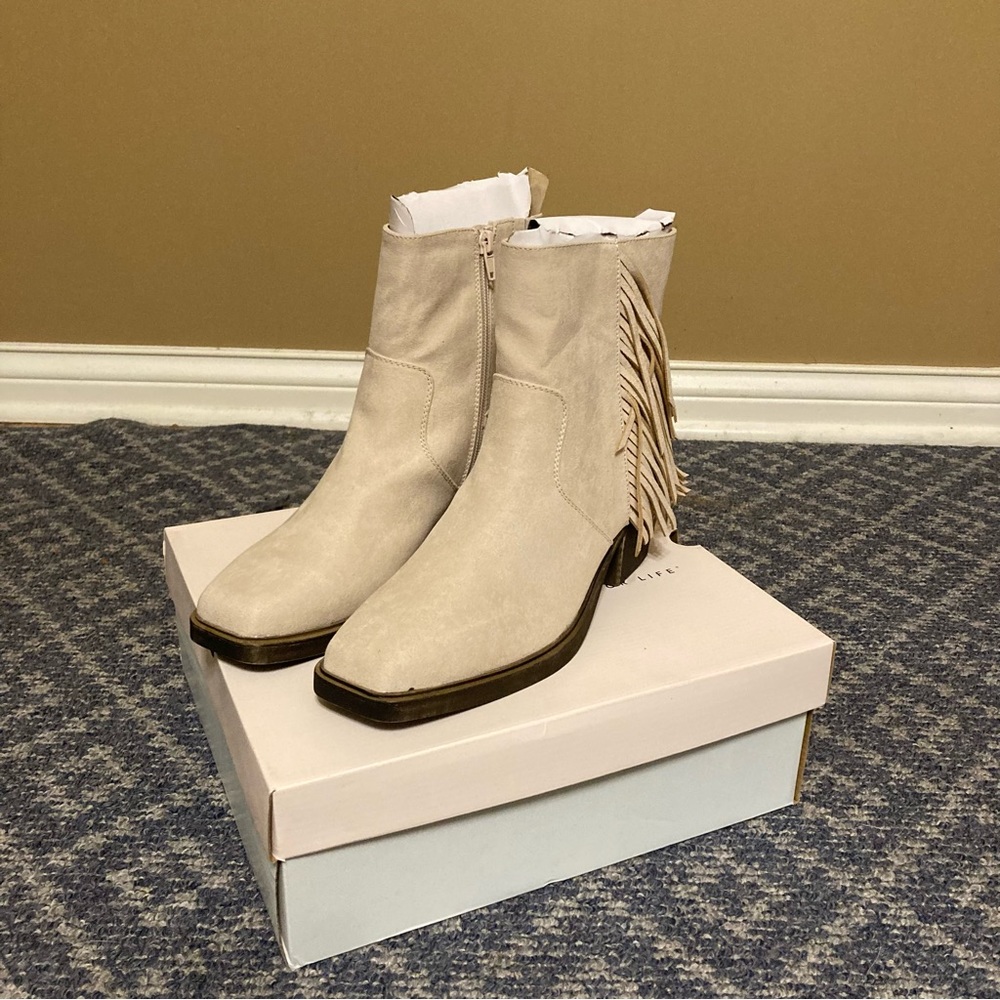 NWT SO Fringe Booties